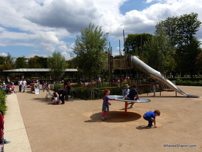 places to visit in paris at the Jardin des Tuileries